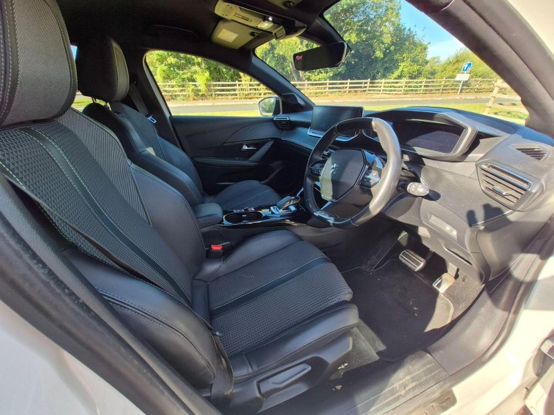 PEUGEOT E-208
