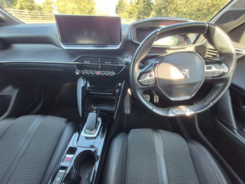 PEUGEOT E-208
