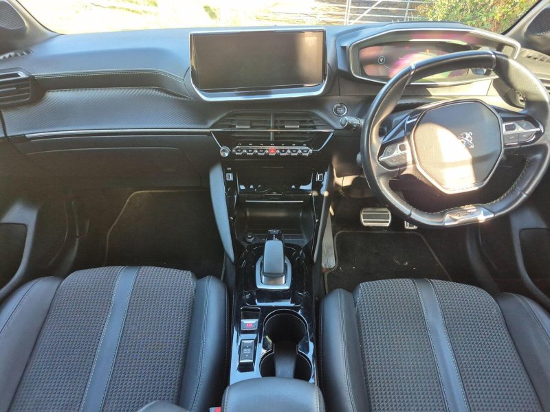 PEUGEOT E-208